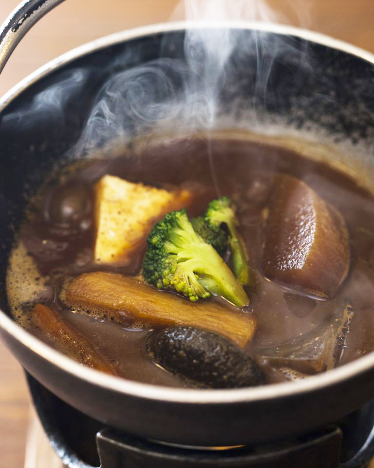 山芋、大根、ブロッコリーほかたっぷり野菜の味噌煮込みも体が温まる。