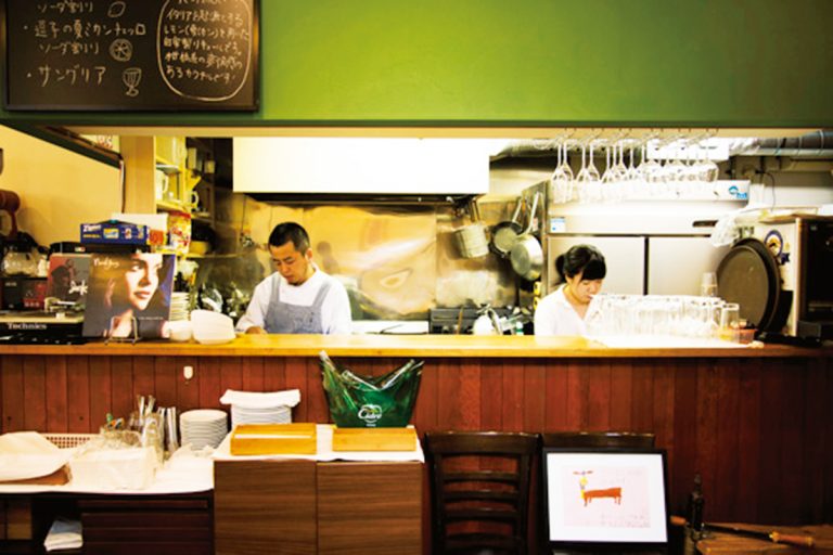 シェフ青野さん(左)の料理の引き出しの多さに驚く。 7801415f9b27dedf68e89b82a1457328