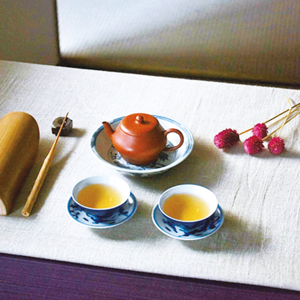 台湾茶好きが高じてワークショップを開いた時の写真。清朝や明治期の古い器を合わせるのもお茶の楽しみ。
