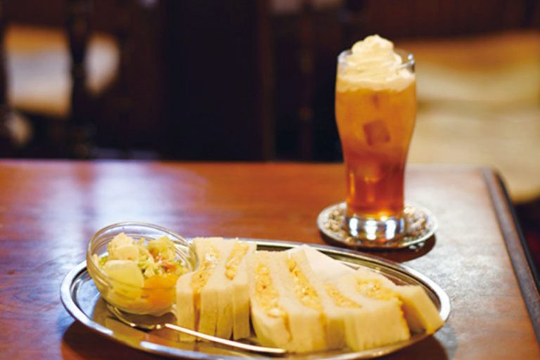 甘めの卵焼きを挟んだ、フワフワ食感の「タマゴサンド」500円は、ポテサラとコールスロー付き。