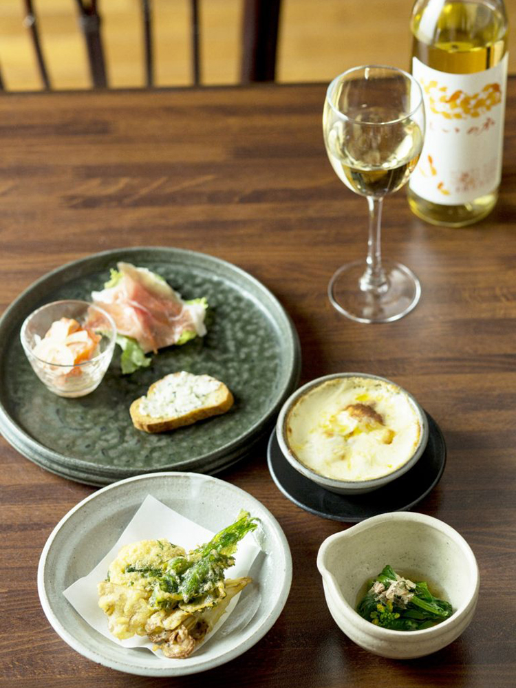 夕食の一部。益子焼は、和食はもちろんのこと洋食にも合う。「しいの木ワイン」（グラス500円）もある。