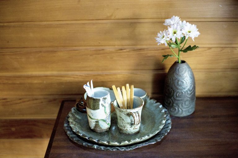 コーヒーセットや花瓶も夫妻の益子焼コレクション。