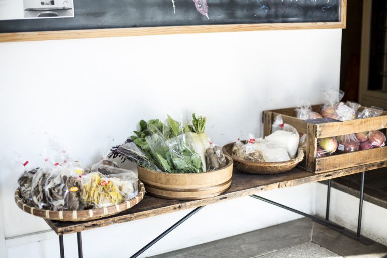 地元の〈山崎農園〉のオーガニック野菜が手に入るのは貴重、と地元の人も訪れる。