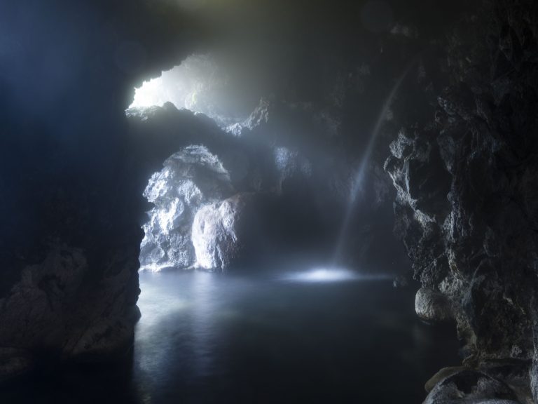 源泉掛け流しの湯を趣向を凝らして楽しませる洞窟風呂。