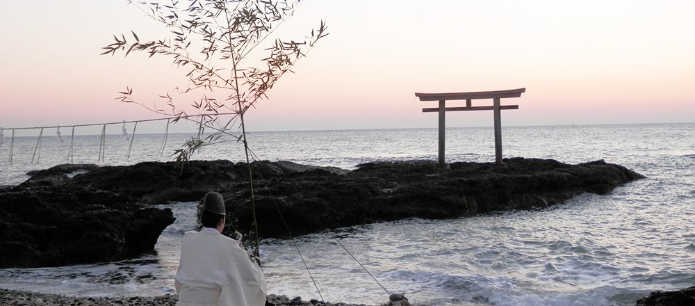 初日の出奉拝式 が圧巻 19年の初詣は 茨城 大洗磯前神社 へ Magazine Hanako Tokyo