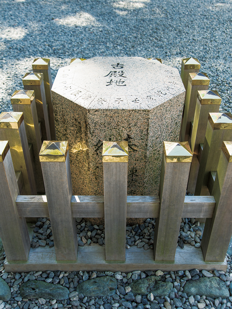 方角を刻んだ方位石は古殿地のあった場所を示すもの。