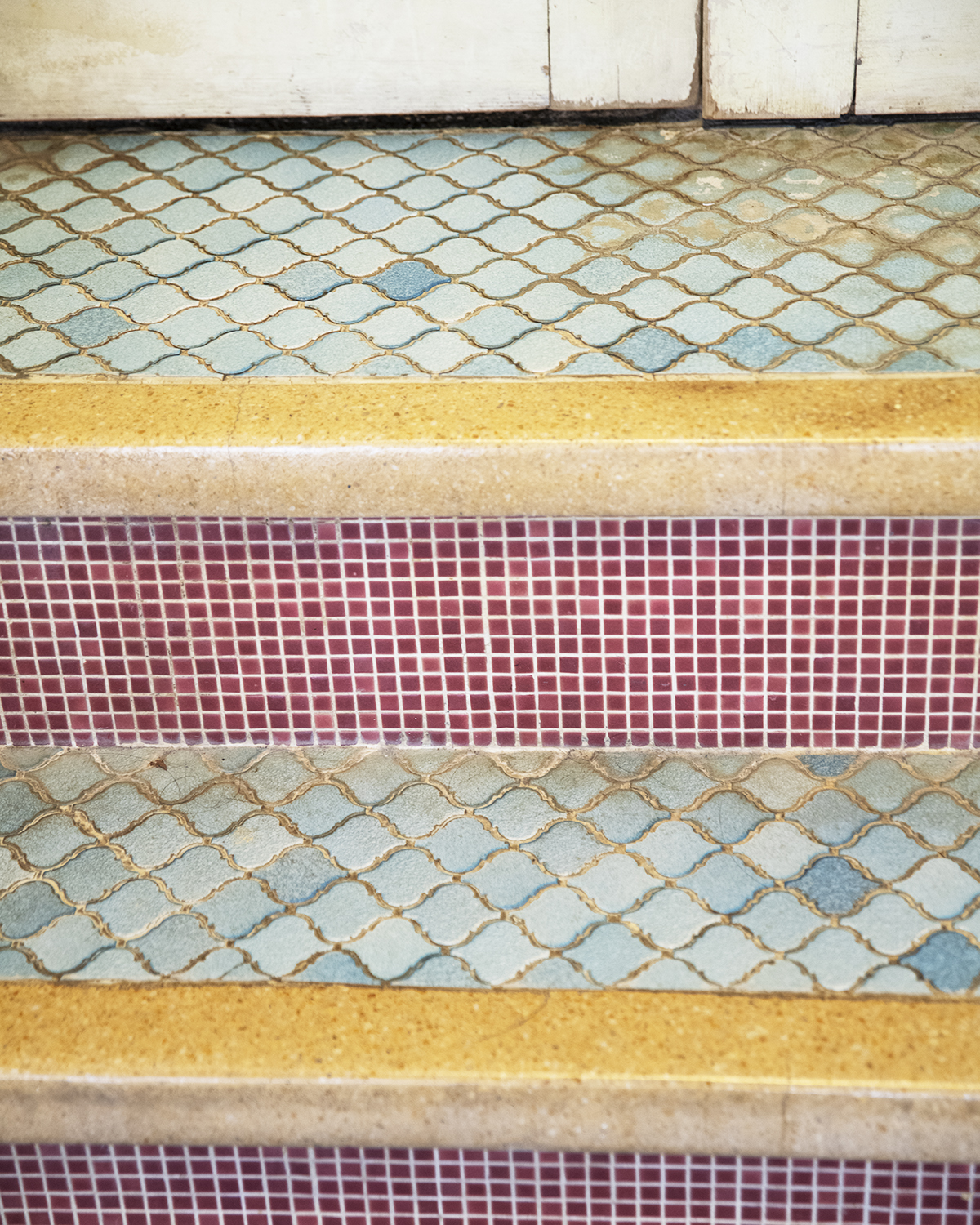 「元禄の湯」の階段部分に施された古いタイル。館内の浴場で目にするタイル細工は必見だ。
