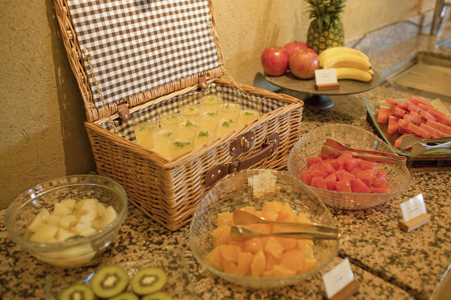 朝食は和洋食のビュッフェ3,600円（税込・サ別）。季節のフルーツがたくさん。