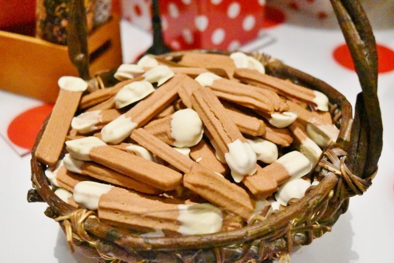 「白ソックスをはいた猫」という名のクッキーは先っぽにホワイトチョコをトッピング! DSC_0147