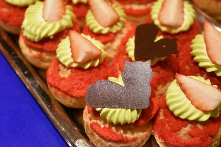 「ストロベリーシュークレーム」の上にもネコ型のチョコレートをトッピング。 DSC_0155