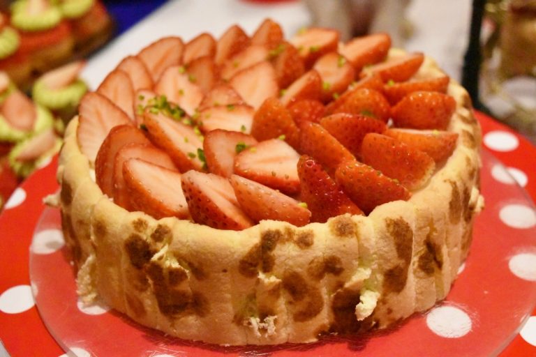 シャルロットとは女性の帽子に見立てたケーキのこと。こんな帽子欲しい。 DSC_0157
