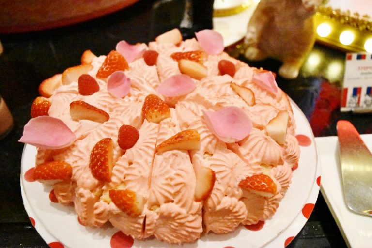 “イスパハン”とは、ダマスクローズの一種でピンク色の上品なバラの花のこと。 DSC_0167