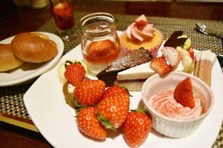 それではたっぷり苺と可愛いにゃんこをいただきます! DSC_0206