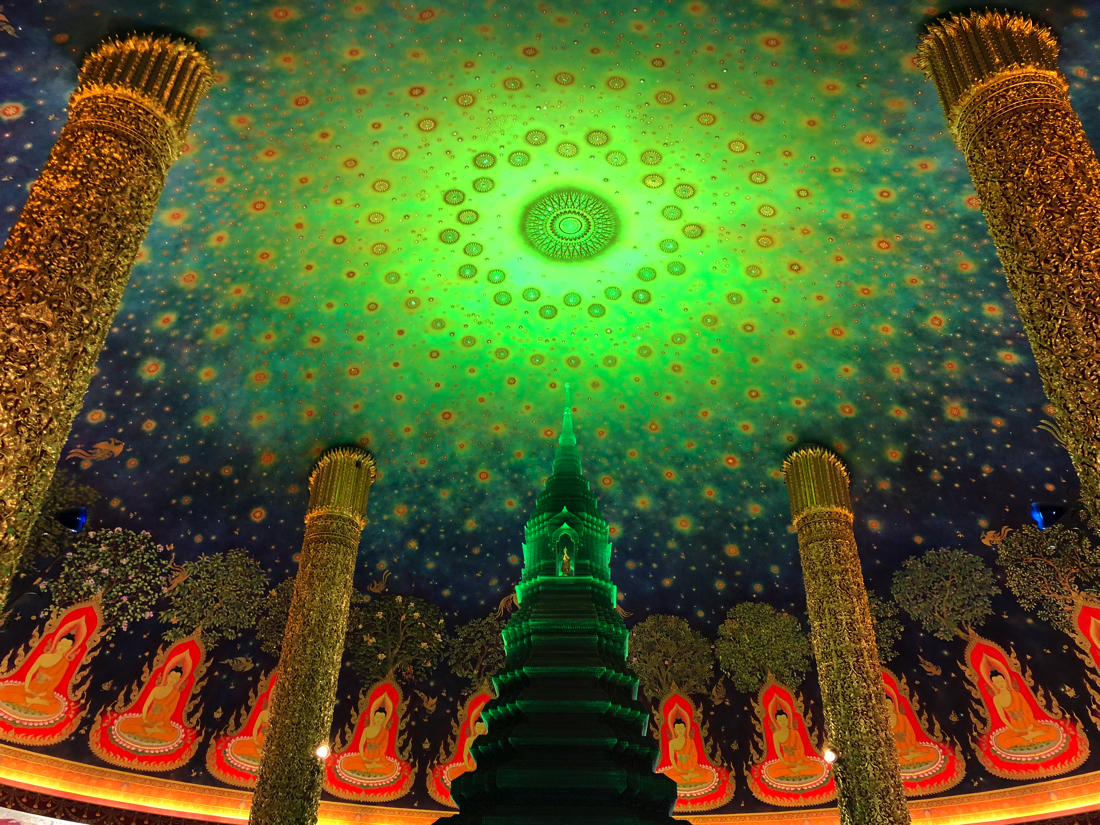 エメラルドグリーンの仏塔が印象的な〈ワット・パクナム〉。
