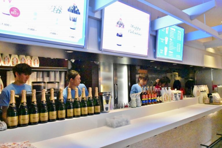 スタッフの衣装やメニューなどは、ブルーとピンクでとってもキュート。 DSC_0346