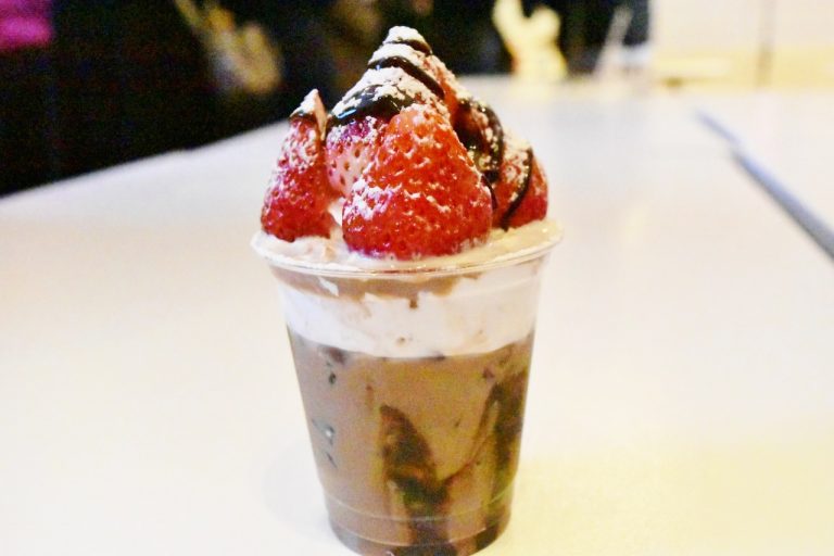 六本木ヒルズ店限定の「ストロベリーチョコチーノ」も試食。 DSC_0368