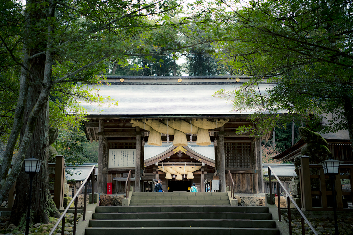 随神門から拝殿を望む。境内には燧臼と燧杵を収めた鑽火殿もあり、「日本火出初之社（ひのもとひでぞめのやしろ）」とも称される。