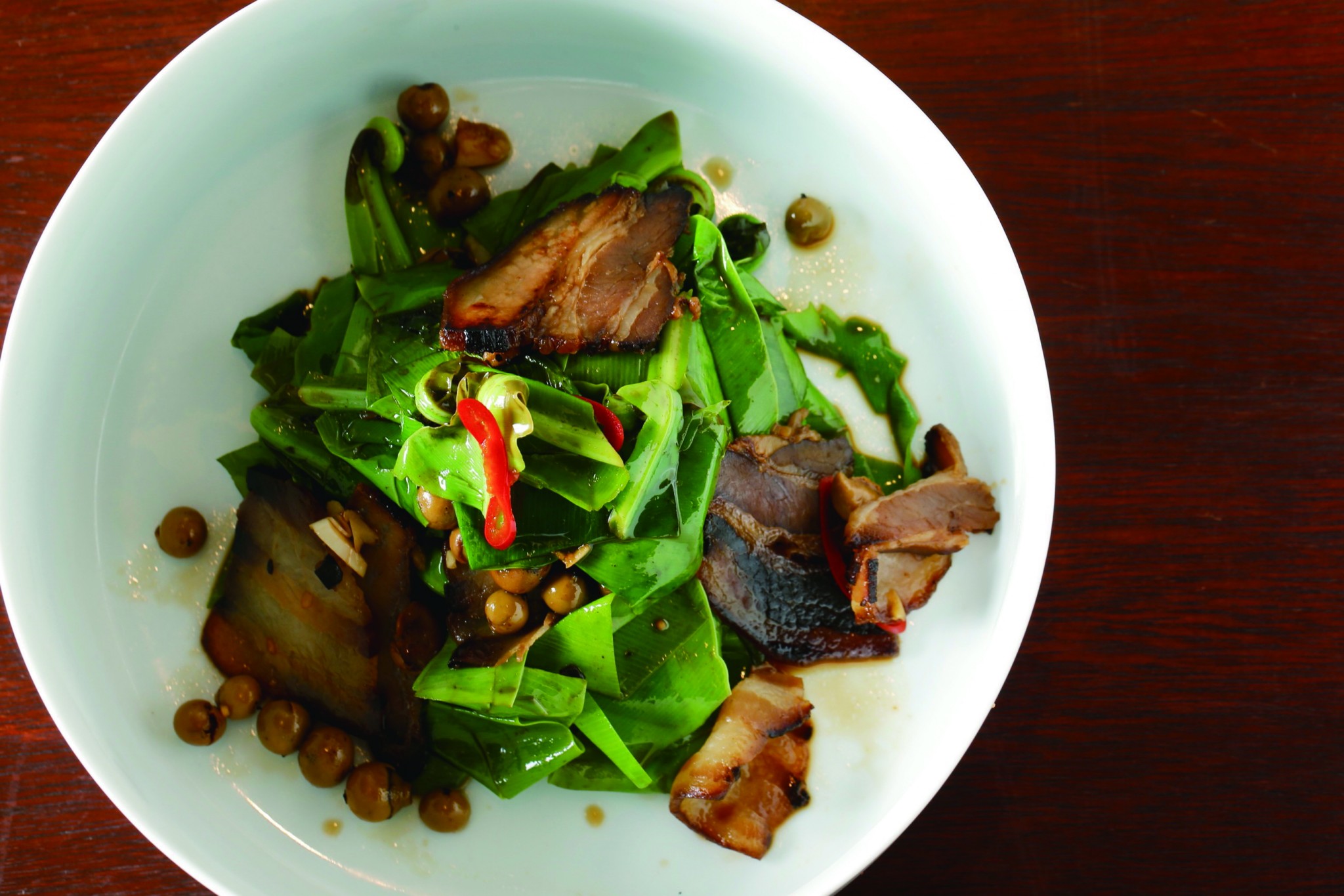 台湾の山菜と自家製の燻製豚バラをMIXした青菜炒め。