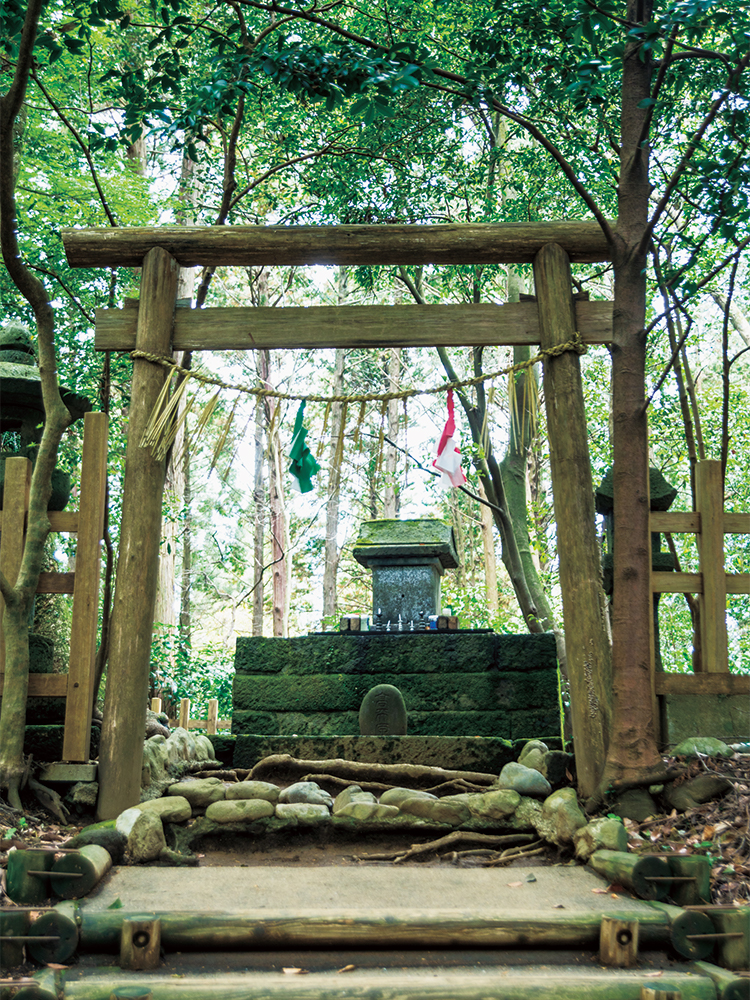 槵觸神社に連なる、小高い丘の上にある高天原遥拝所。九州自然散歩道に繋がっているため、向かう道すがらも豊かな気持ちにさせてくれる。