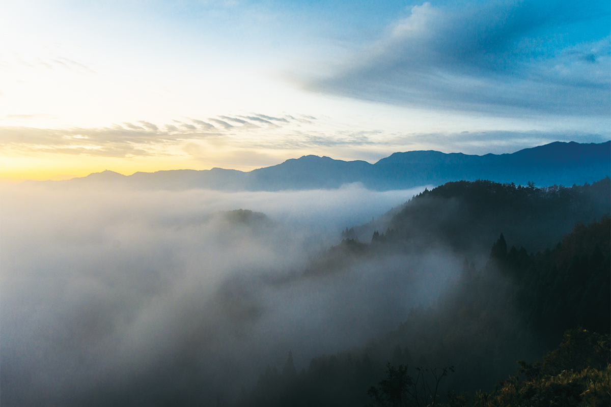 高千穂盆地は雲海の下に広がっている。刻々と変化する早朝の景色は、早起きした甲斐があったと思わせるもの。