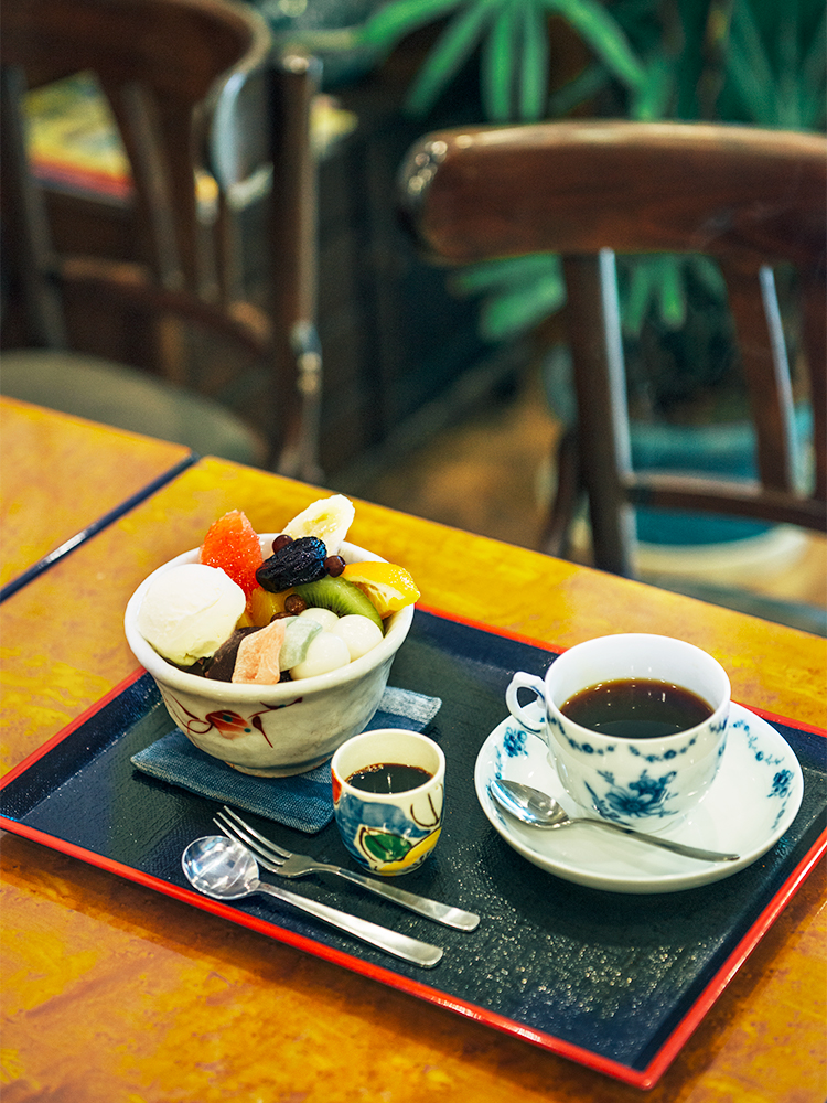 季節のフルーツをたっぷりのせた白玉クリームあんみつ950円。＋350円ですべての甘味にコーヒーか紅茶、抹茶のいずれかを選べるセットが人気。