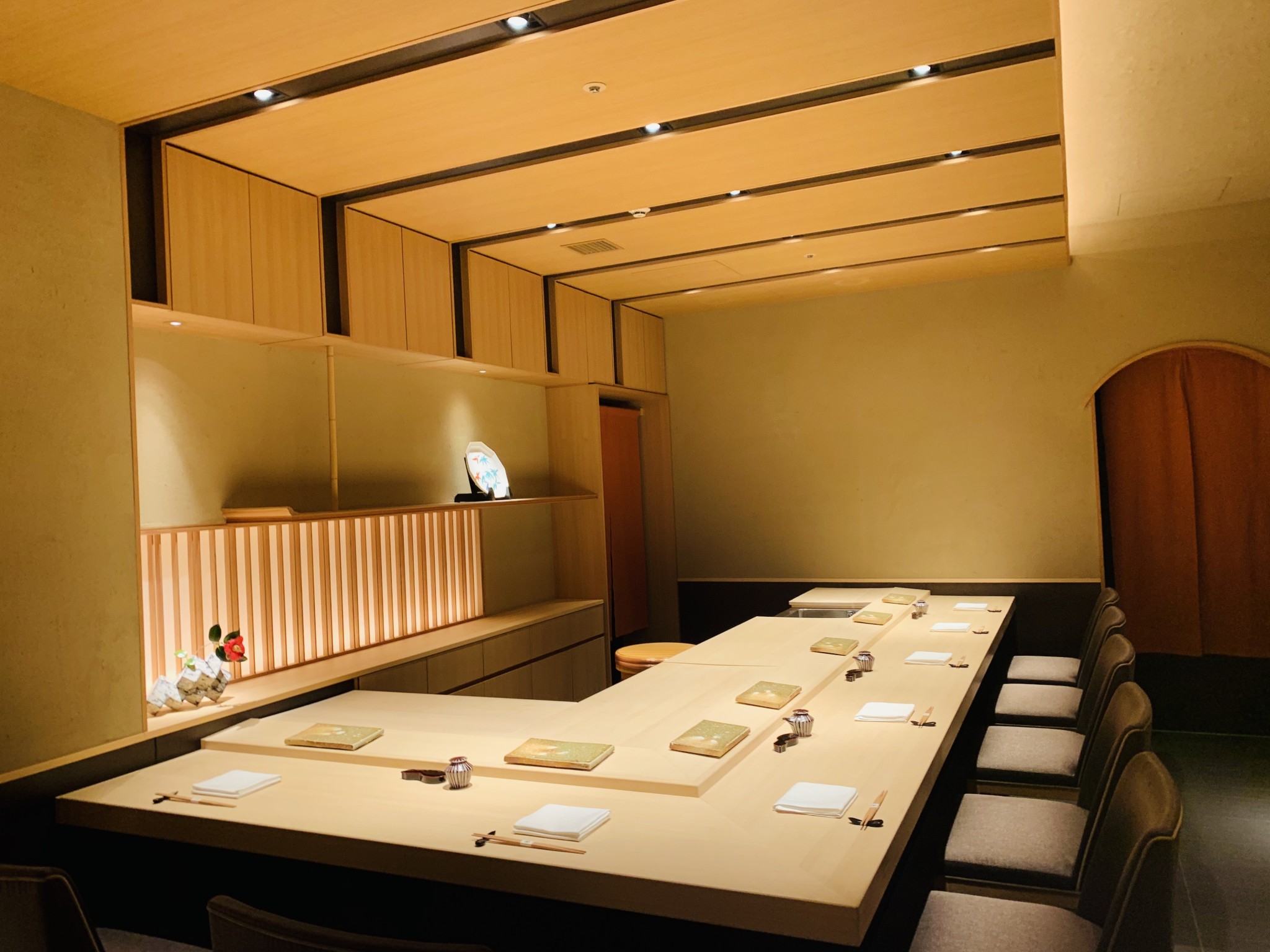 日本料理店〈日本料理 八千代〉の寿司カウンター。