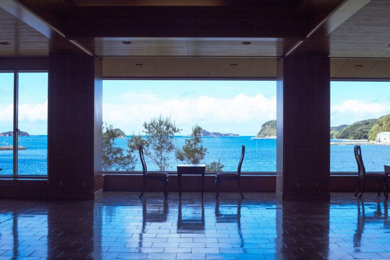 エントランスのドアが開くと湯本湾が視界いっぱいに現れる。透明度の高い海や静かな漁村の風景を眺めるだけで心が澄み渡る。 壱岐 海里村上
