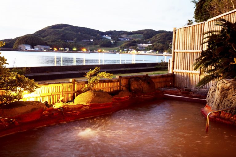 有史以前より湧き出ていたという天然温泉は濃度の濃い高張泉で、肌に染み込みやすい。 壱岐 海里村上