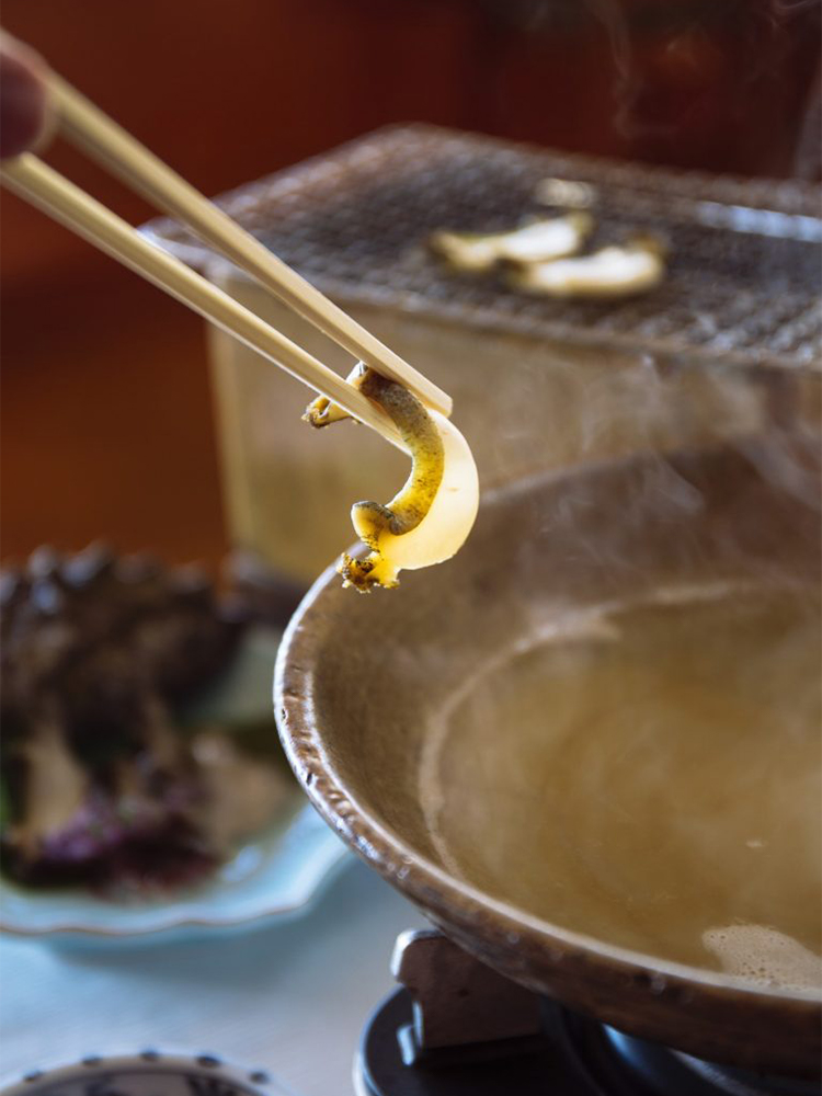 刺身、煮物、焼き物、天ぷら、しゃぶしゃぶという「アワビづくし」の贅沢。