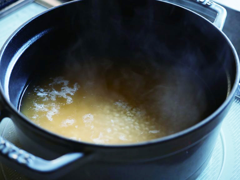 鯛をのせる前に、鍋の蓋を開けたままひと煮立ちさせると、米がふっくらと炊き上がる。
