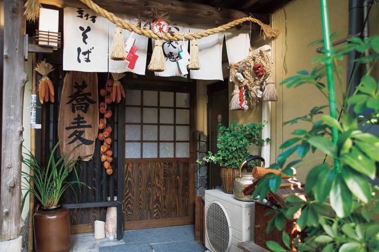 高千穂の家々には一年を通してしめ縄が飾られている。