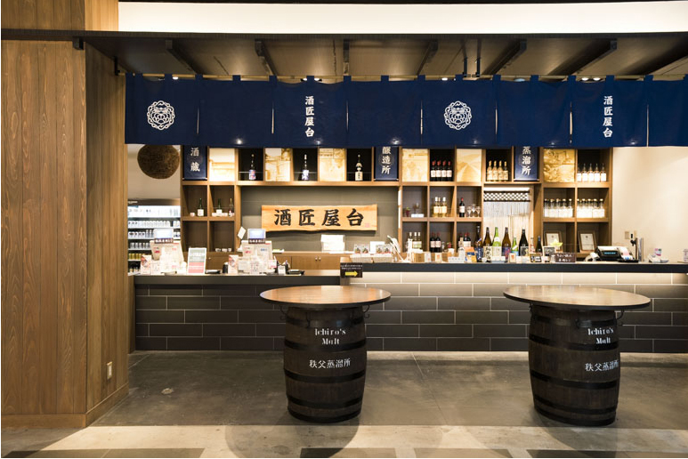 立ち飲み〈酒匠屋台〉では日本酒3種の飲み比べや地酒を楽しめる。