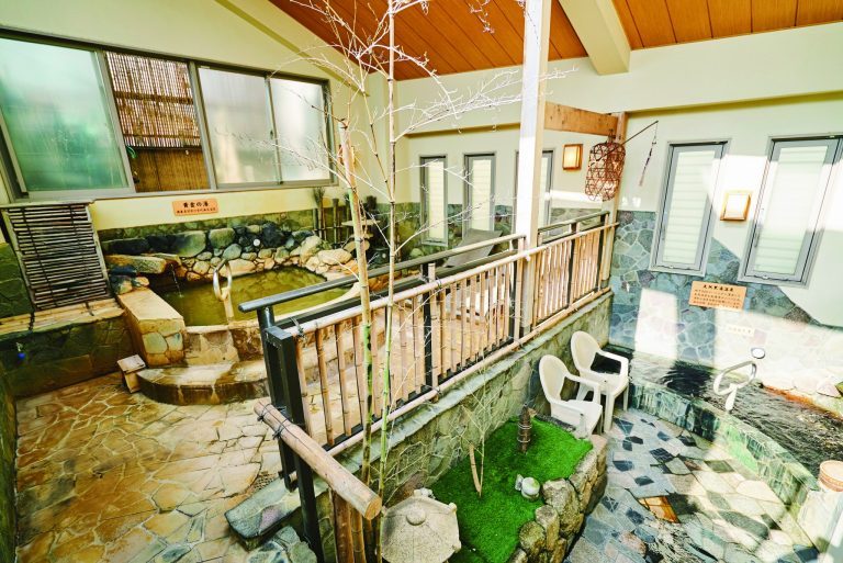露天風呂には100%源泉かけ流しの黄金の湯と黒湯が。 武蔵小山〈清水湯〉