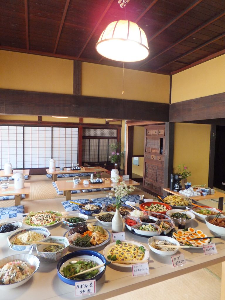 煮しめや焼き鯖などの伝統料理だけでなく、野菜とおからの和え物など創作料理も。1人2,000円で要予約。 島根 〈田舎料理 かやぶき〉