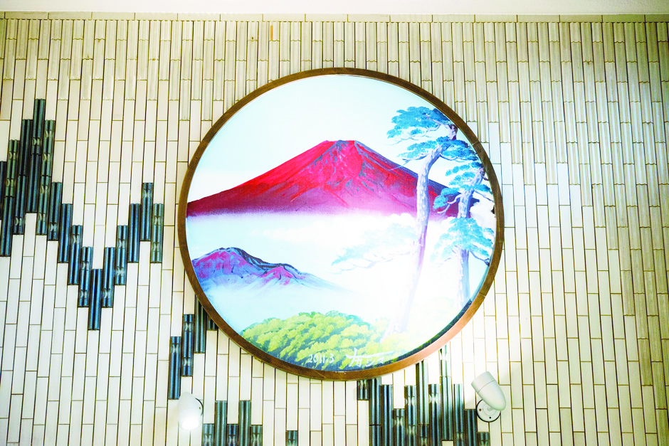 数少ないペンキ絵師の一人、中島盛夫氏による日本初の円形ペンキ絵。赤富士が描かれているのは男湯、白富士が女湯だ。