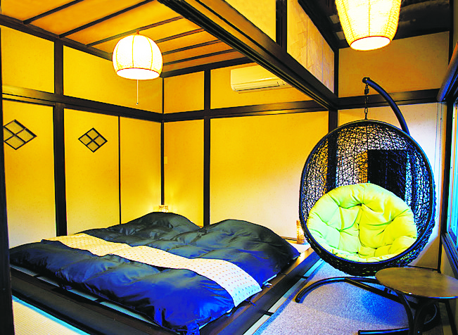 和モダンを取り入れた客室。ハンギングチェアのある部屋は人気。