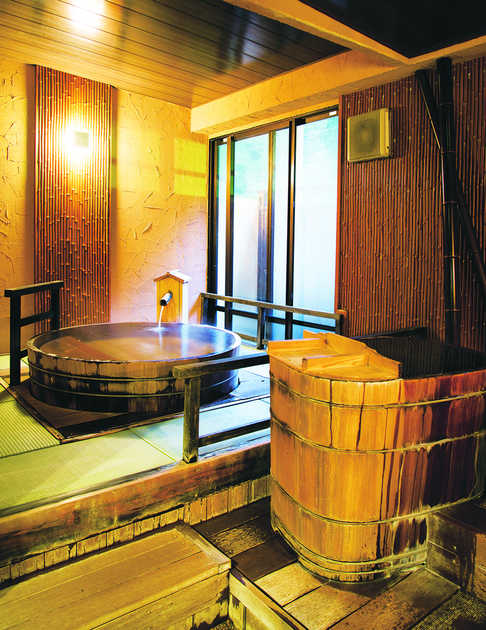 風林火山と名付けられた4つの貸し切り風呂。「風の湯」は五右衛門風呂と畳を敷いた浴室が特徴。