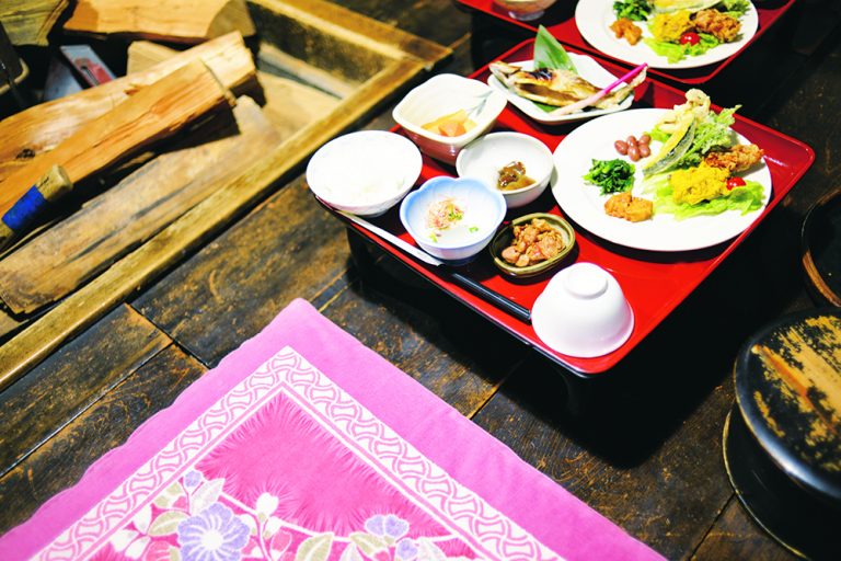 夕食は川魚や山菜といった山間ならではのお膳。 栃木・日光沢温泉