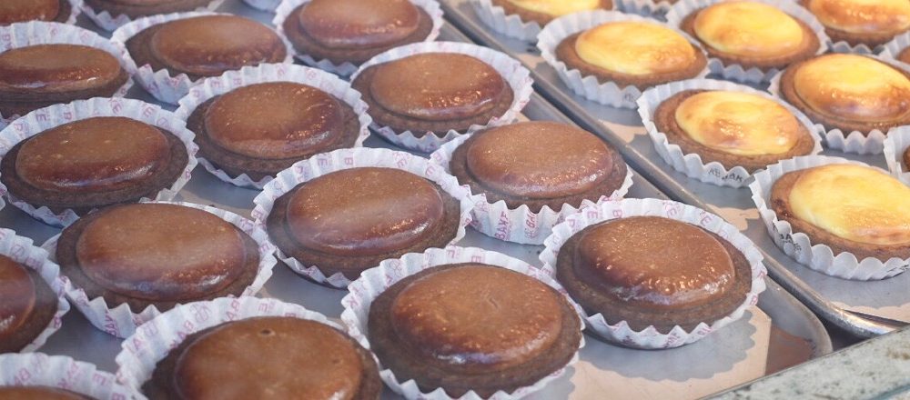 〈BAKE〉から高級感溢れる「焼きたてチョコレートチーズタルト」が期間限定で登場!