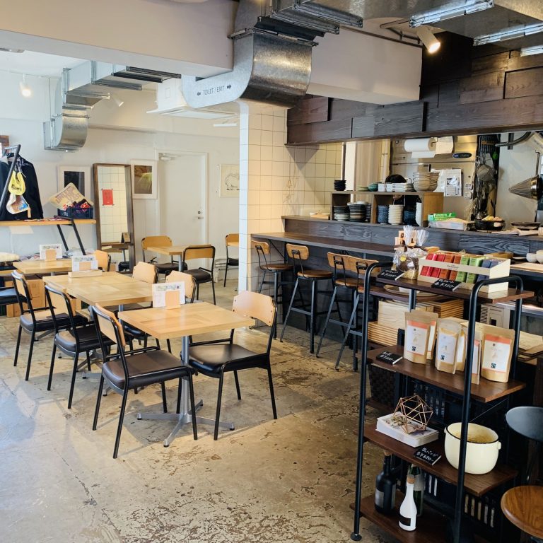 カフェは、〈REISM〉のリノベーションシリーズのコンセプトが少しずつ取り入れられています。 鶯谷 REISM STAND