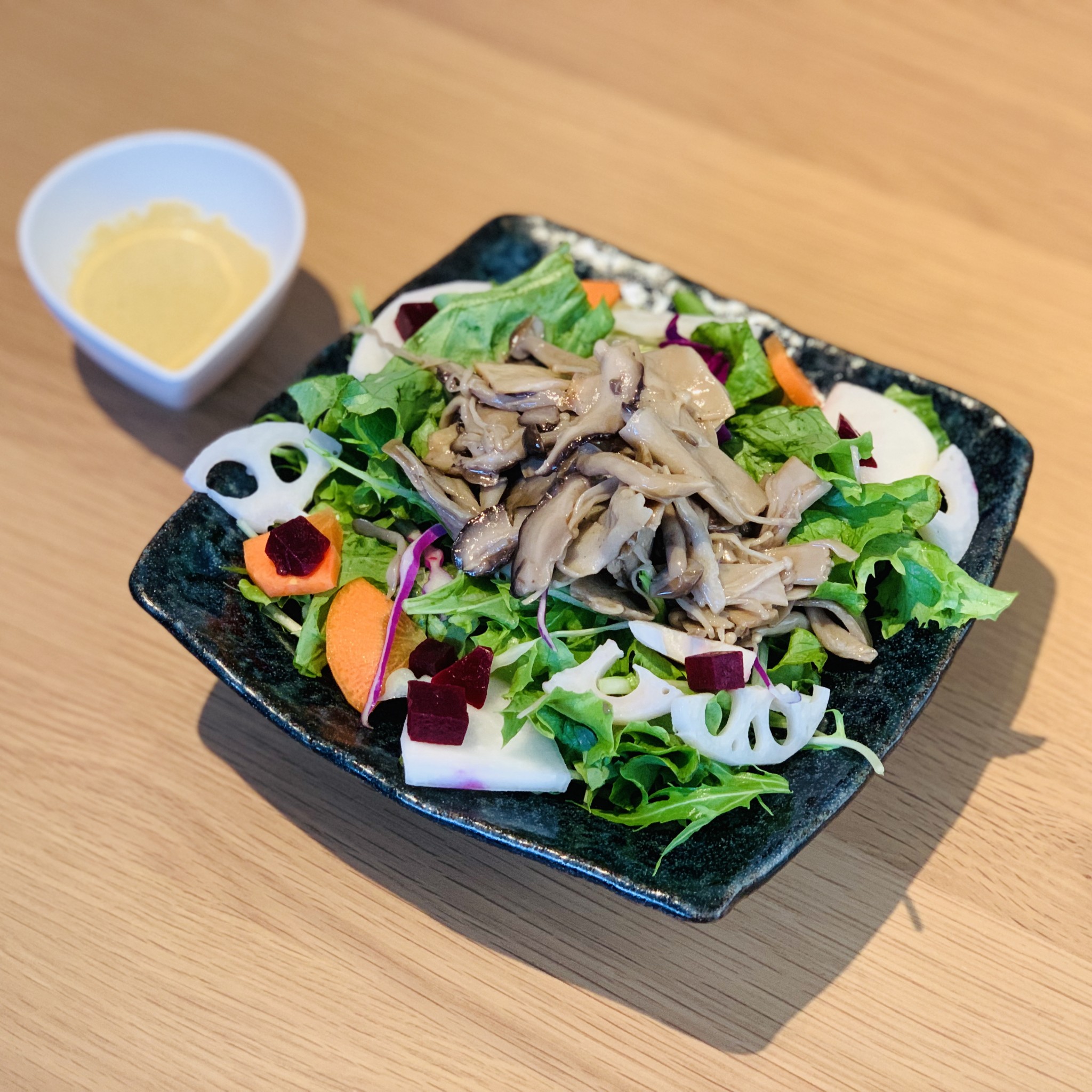 「食感が楽しめるキノコと根菜のさっぱりサラダ」730円