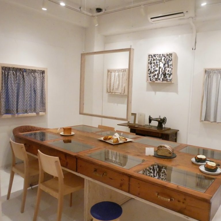 奥にはオールドタイプのミシン。 代官山 〈しロといロイロ〉