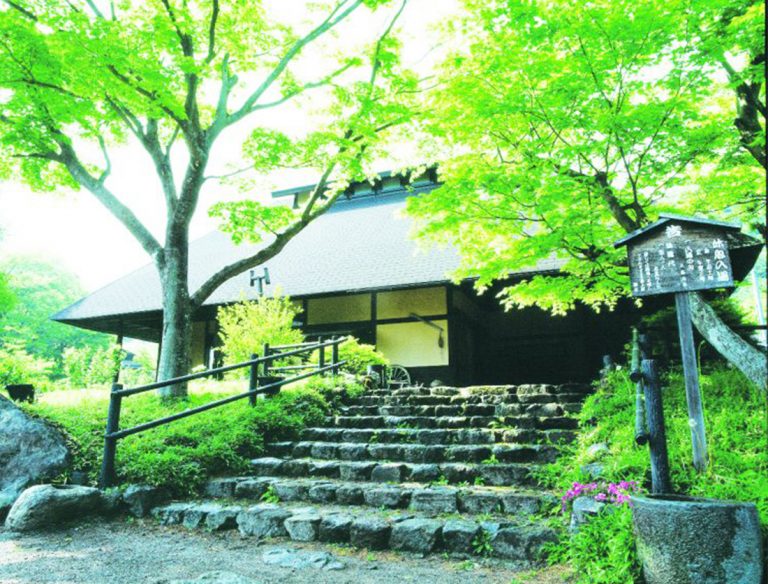 木造の平屋建てに客室が13室に離れも。 赤城温泉 旅籠 忠治館
