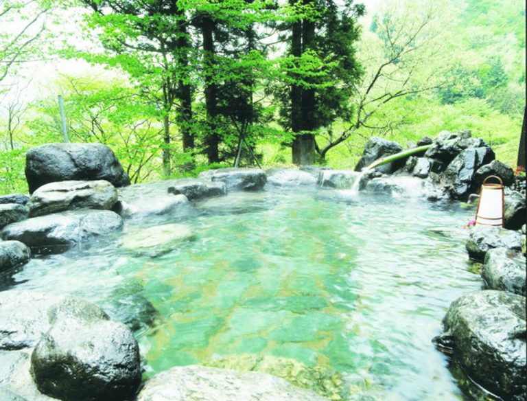 滝が望める、露天風呂。 赤城温泉 旅籠 忠治館