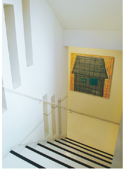 ホテル内の階段踊り場にはそれぞれ版画家・松林誠のオリジナル作品が飾られている。客室の小作品は希望があれば購入可。