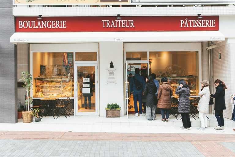 一軒でパン、お菓子、自家製の惣菜まで買える、いかにもパリらしいお店。さりげない雑貨やインテリアも、足立シェフがフランスで見つけたもの。 74