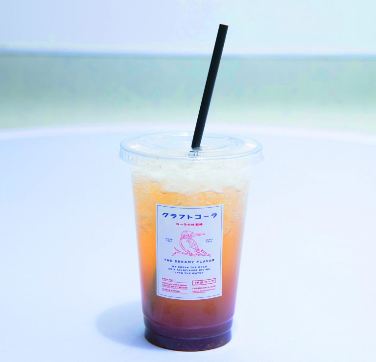 移動販売で人気のクラフトコーラ専門店〈伊良(いよし)コーラ〉が初の店舗出店。550円。ほかにクラフトビールやナチュラルワインも。 HK0_9397_atari