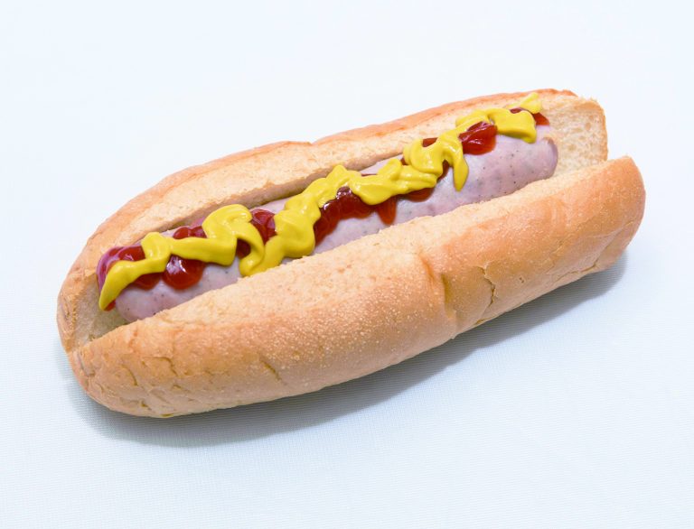 フードには添加物が少ないソーセージのホットドッグ700円(各税込)や、ナッツ&ドライフルーツなども。 HK0_9405_atari