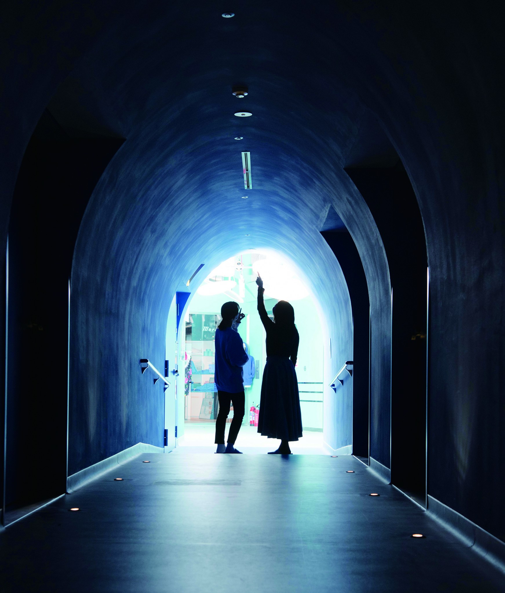 左右にスクリーンの入り口が並ぶ廊下は「青の洞窟」をイメージ。