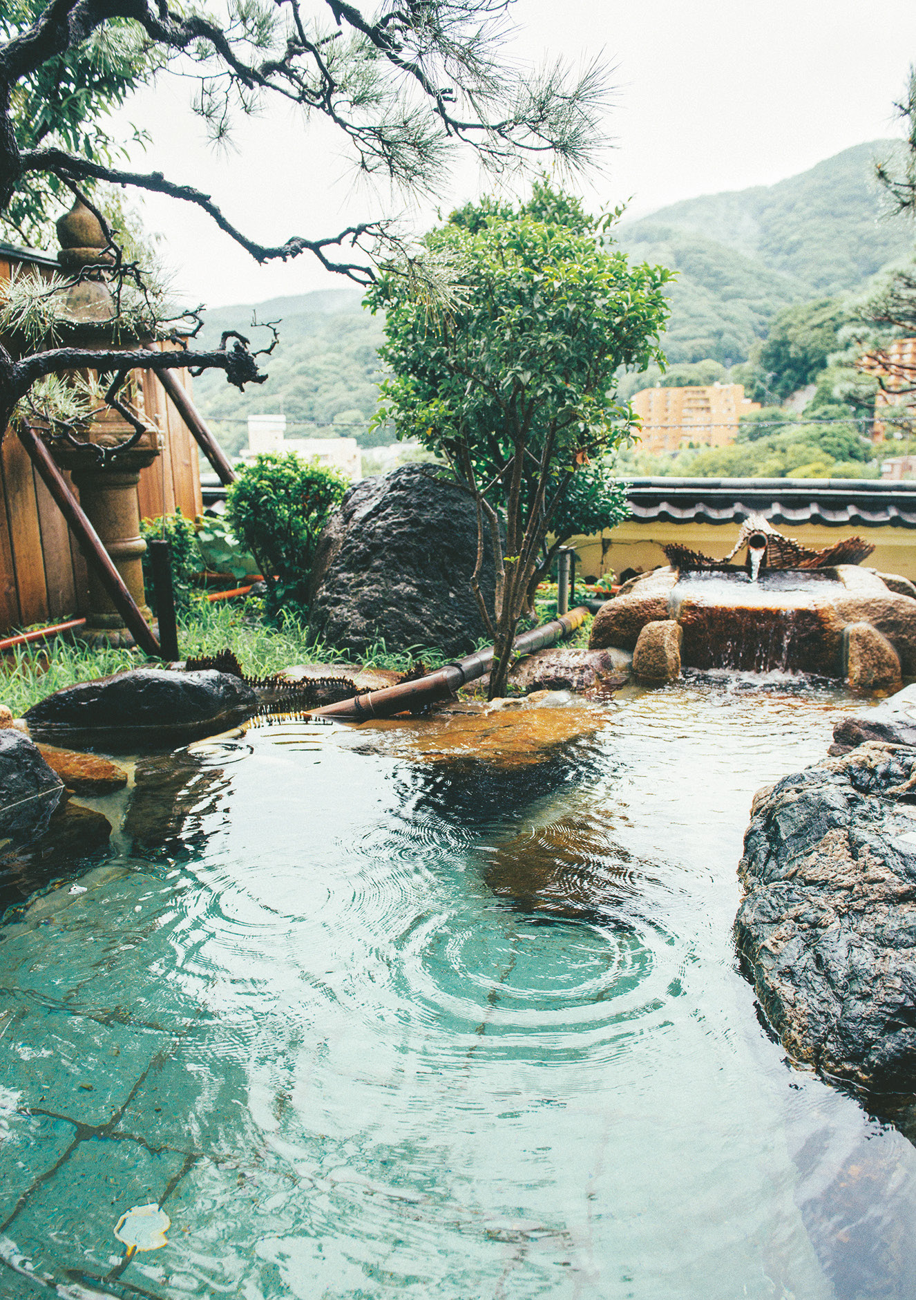 日本庭園の趣向を取り入れた露天風呂。檜風呂の内湯とともに宿の看板浴場。